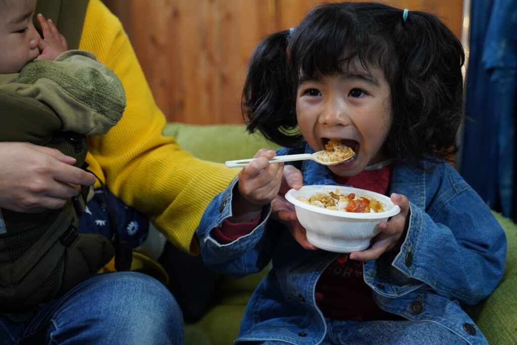 ご飯を食べる子ども